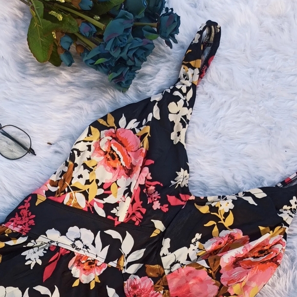 Maxine Of Hollywood Swim Suit - Picture 4 of 15